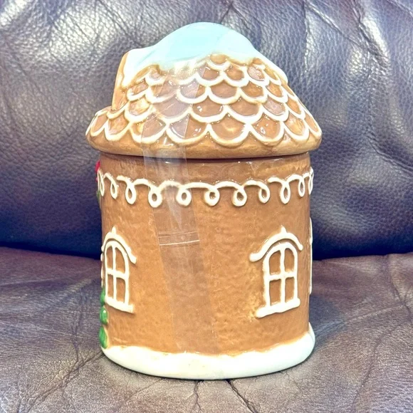Holiday Gingerbread House 28oz Ceramic Canister - Picture 3 of 6